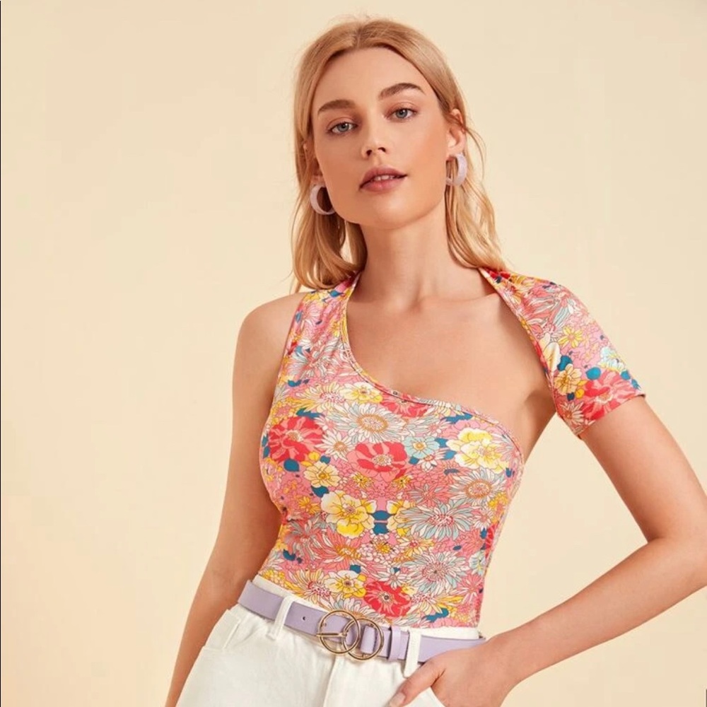 Super cute one shoulder top!